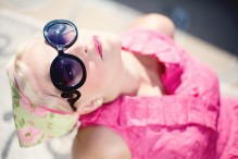 Gafas de sol: colores y moda en los años