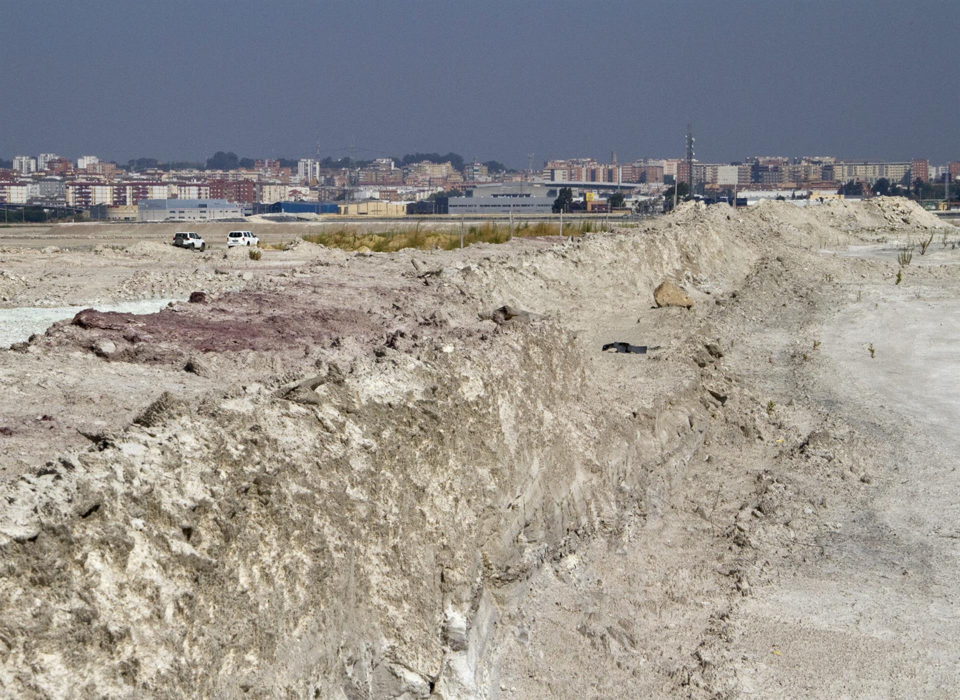 Un estudio revela múltiples metales en las uñas de los vecinos cerca del fosfoyeso en Huelva