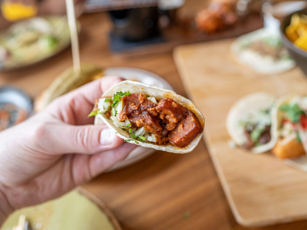 Flanker Kitchen + Sporting Club - primer plano de taco de chorizo ​​vegano