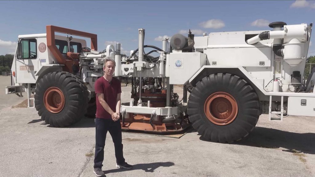 Este gran camión hace terremotos falsos en la Universidad de Texas