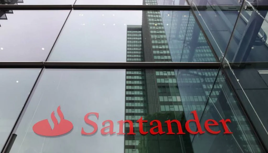 Santander investiga a un grupo de empleados que visitan un club de "striptease" en un viaje de negocios