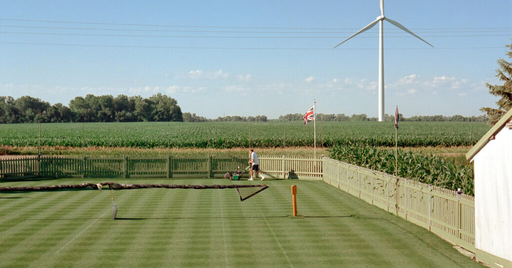 Cuidando Grass and Grief en la cancha de tenis de Iowa