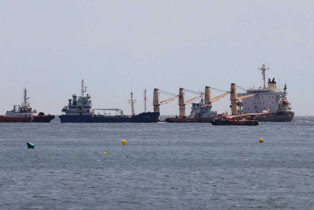 Gibraltar hundirá la popa del barco accidentado para hacer frente al temporal