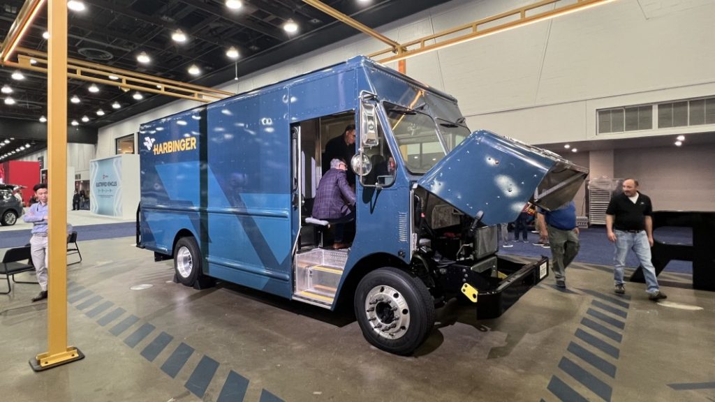 Harbinger presenta el chasis de un camión eléctrico de servicio mediano en el Auto Show de Detroit