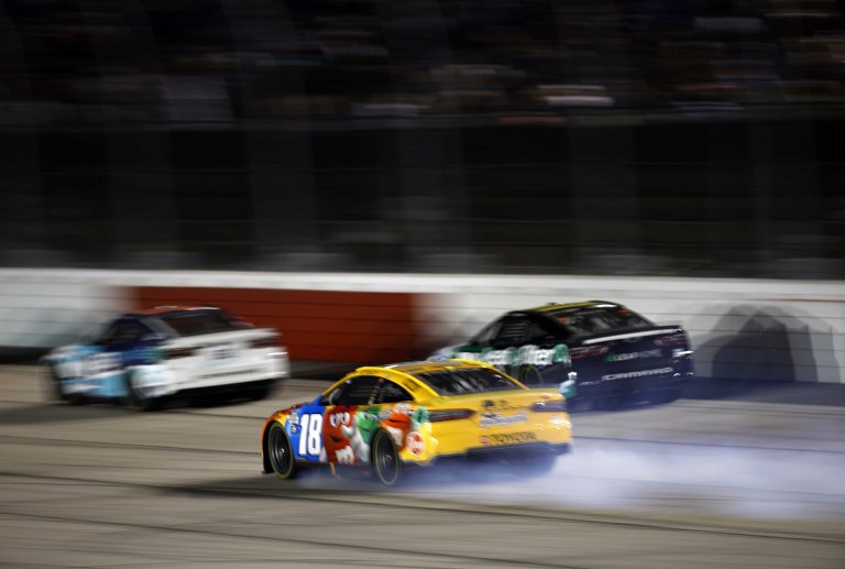 Kyle Busch sopla el motor - Darlington Raceway - NASCAR Cup Series