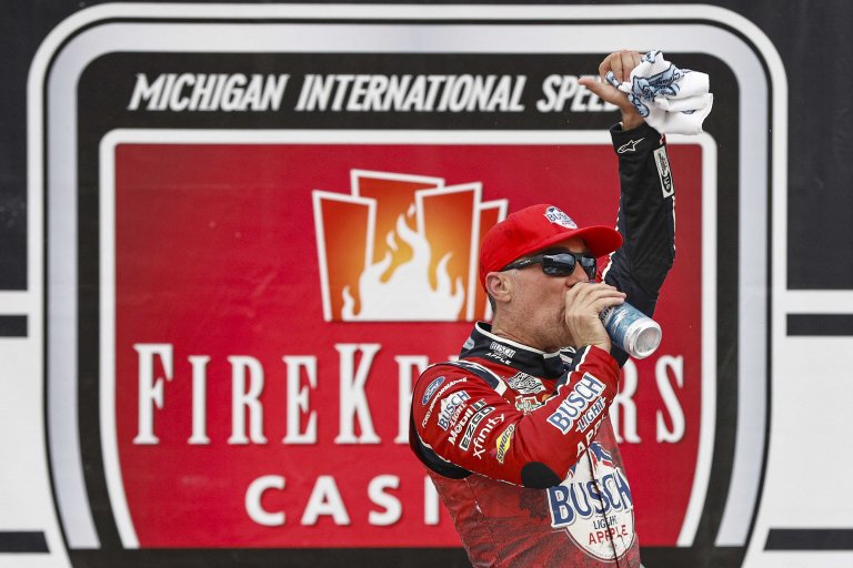 Kevin Harvick bebiendo cerveza - NASCAR Cup Series - Michigan International Speedway