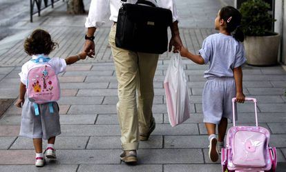 Un padre lleva a sus hijas al colegio en Madrid. 