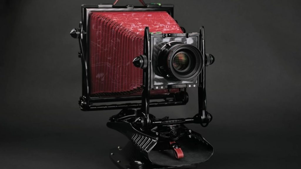 Pagani presenta una cámara analógica de gran formato con detalles sorprendentes