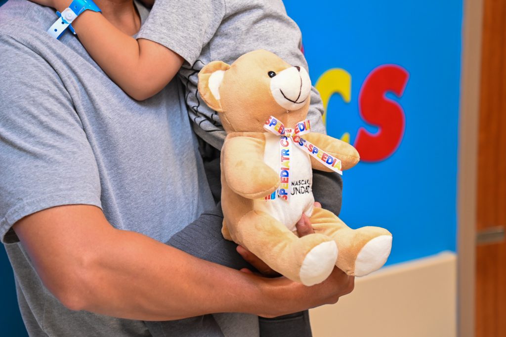 Speedy Bear Brigade trae sonrisas a los niños en el departamento de emergencias del Homestead Hospital