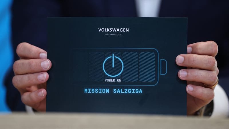 Volkswagen está infravalorado, pero el negocio de las baterías ayudará, dice un accionista