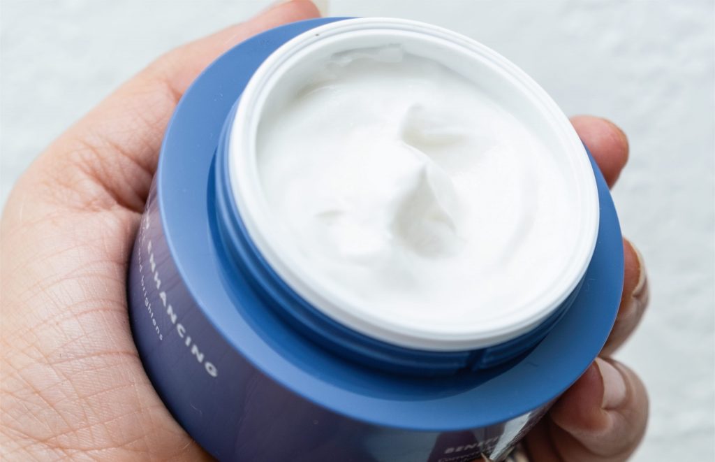 ¿Debería evitar usar una crema hidratante por la noche para permitir que su piel respire?