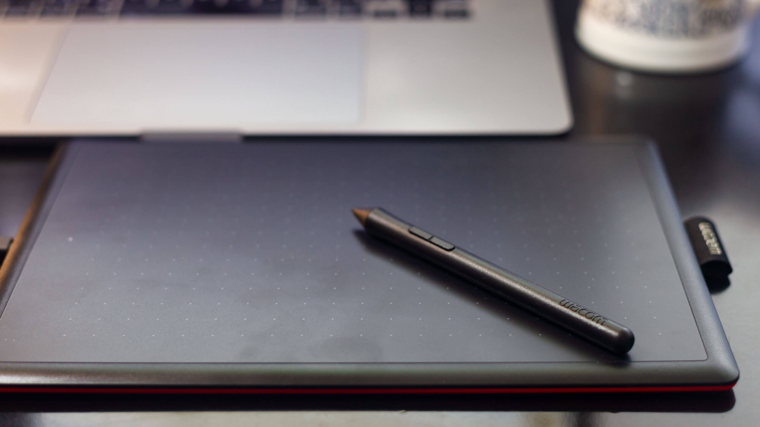 One by Wacom Creative Pen Tablet Reseña.  Una tableta digitalizadora creativa simple y buena para principiantes