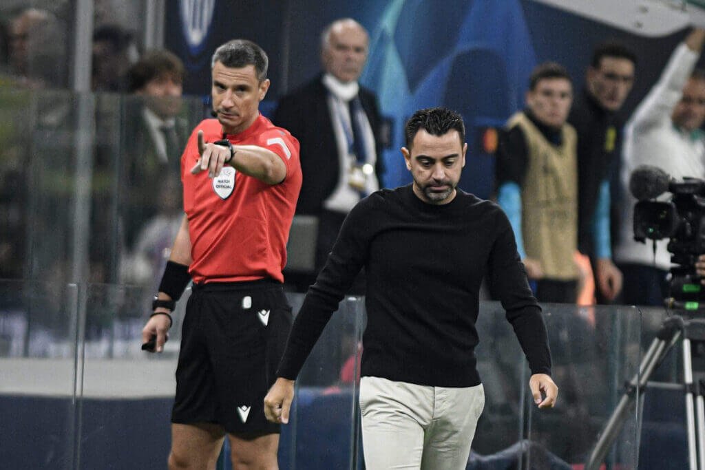 Xavi pide al árbitro que se explique tras fallar en señalar el penalti del Barcelona en la derrota ante el Inter