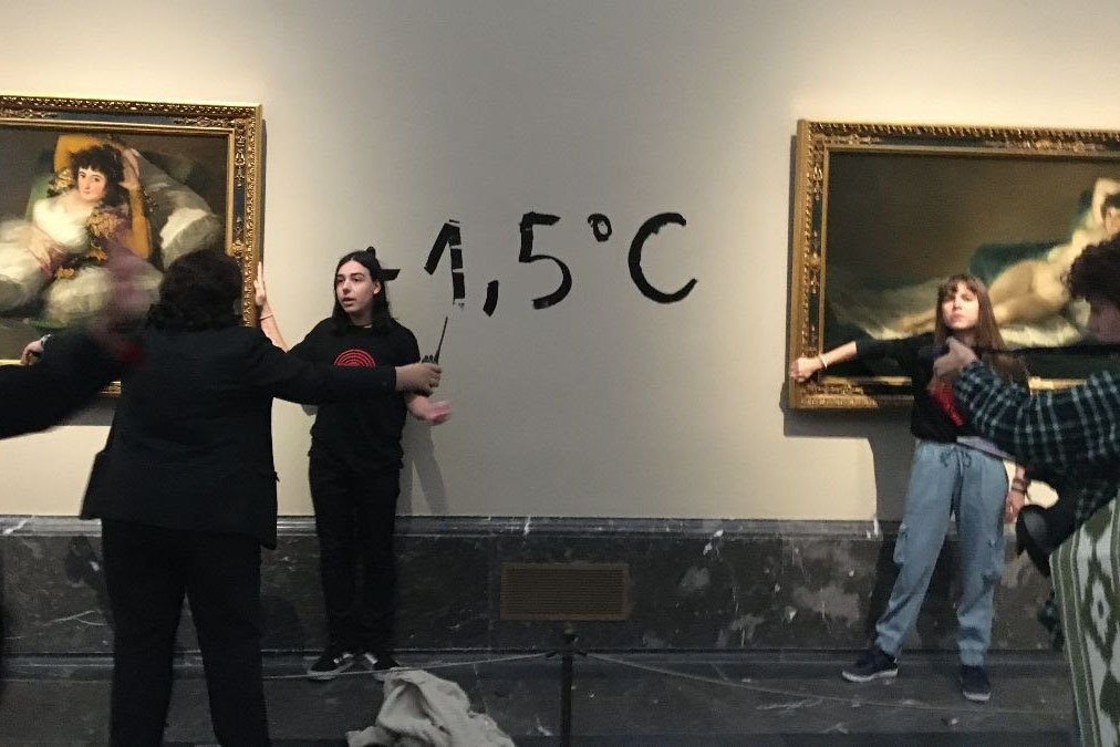 Dos gamberros ambientales pegados al marco de Majas de Goya
