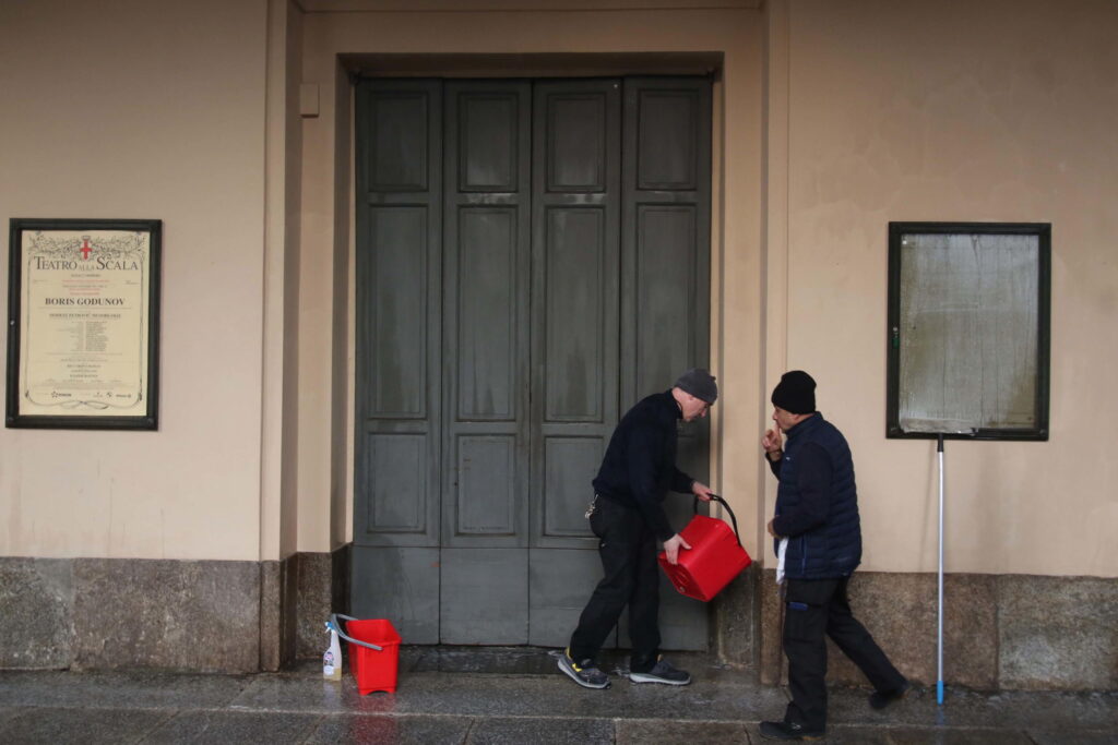Detenidos cinco locos por tirar pintura a la fachada de La Scala de Milán