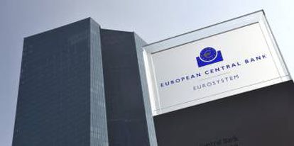 Vista del logo del Banco Central Europeo (BCE) en su sede en Frankfurt, Alemania.