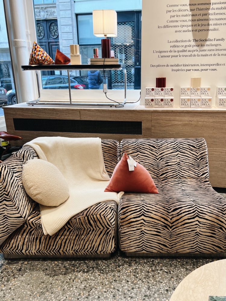 sofá cebra de la familia celebrity con cojines en colaboración con ladoublej
