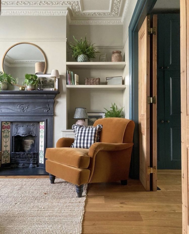 Imagen a través de Farrow and Ball de @1894home Dropcloth, blanco escuela y azul inchyra