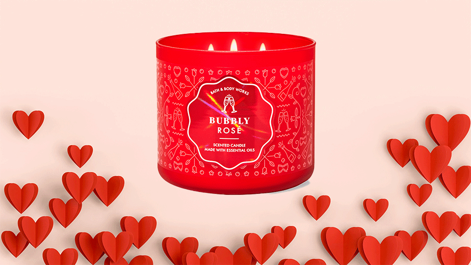 Las velas del día de San Valentín de Bath & Body Works cuentan con aromas de rosas burbujeantes y cupcakes dulces.
