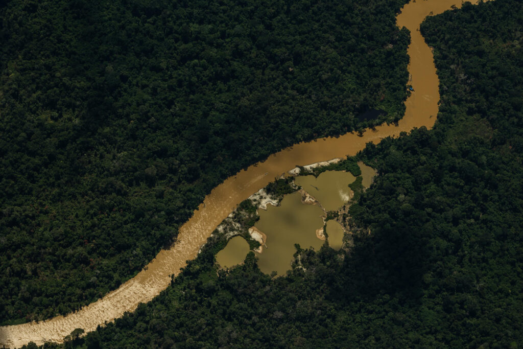 La tierra a lo largo del río Yanomami se tiñe de amarillo por la contaminación de la minería ilegal