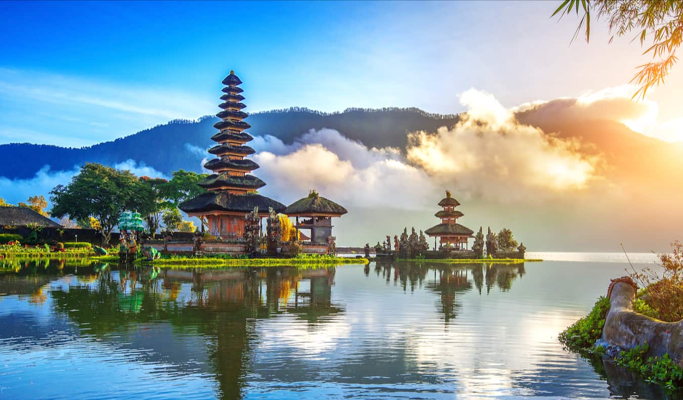 Un templo histórico junto al agua en la hermosa y soleada Bali, Indonesia