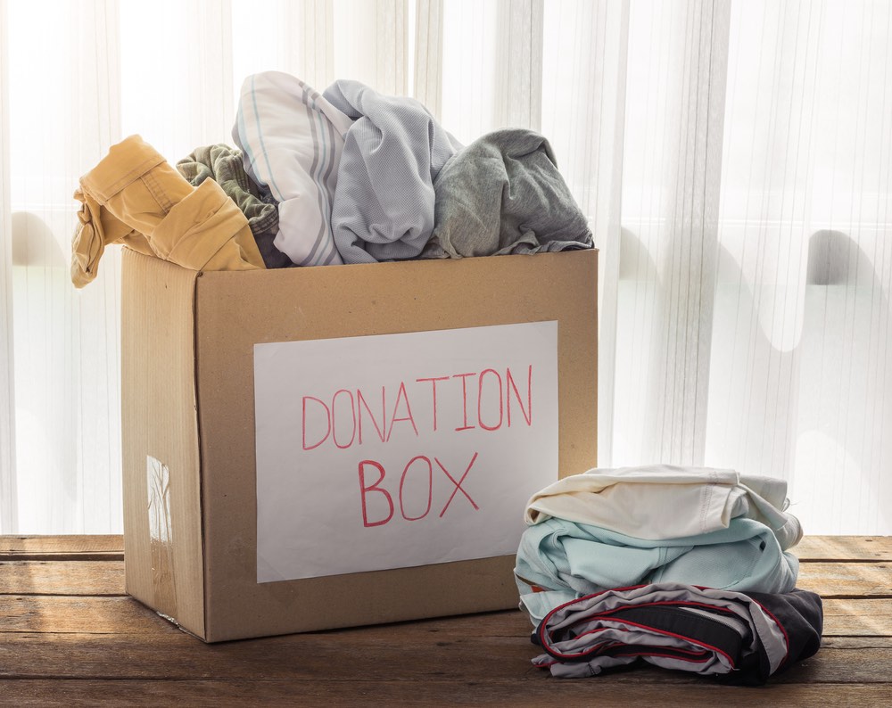 Caja de ropa usada lista para donar