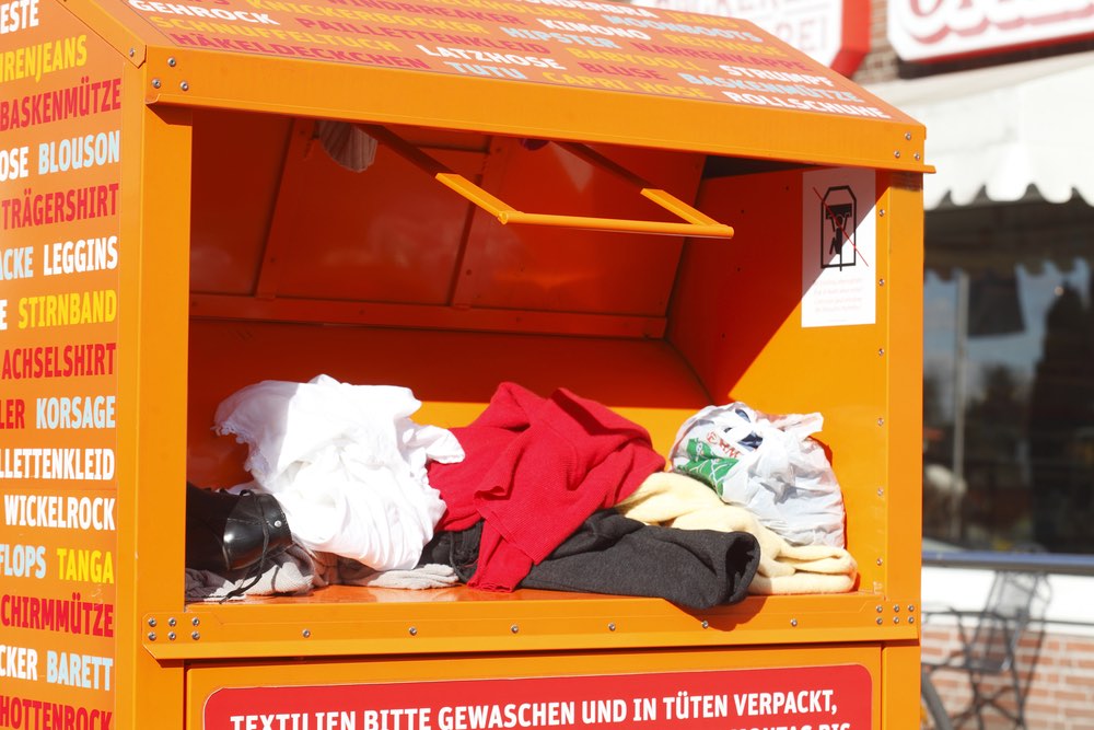 Ropa usada en contenedores de recogida de ropa en la calle