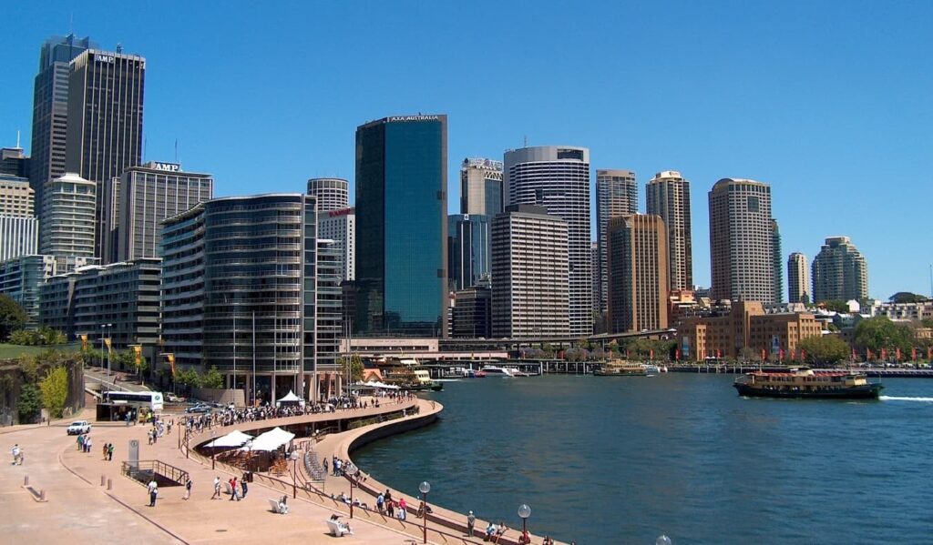 Rascacielos a lo largo del paseo marítimo de Sydney, Australia, en un día luminoso y soleado